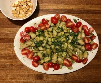 Vegansk gnocchi med nötpesto