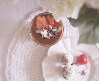 Strawberry maca pre workout smoothie + some raw coconut balls