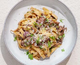 Pasta med skink- och broccolisås