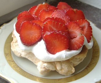 Pavlova med lemoncurd och jordgubbar