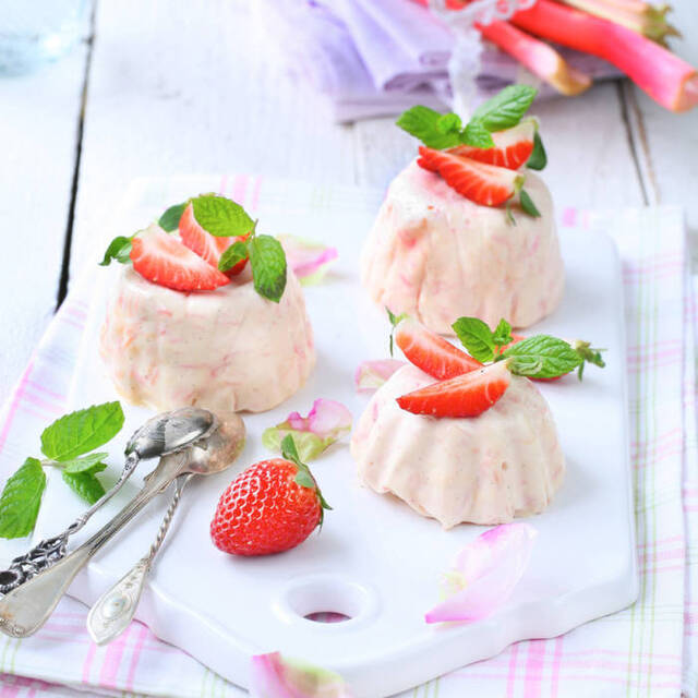 Rabarberglass med jordgubbar  – recept