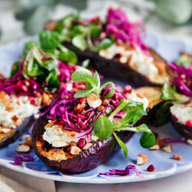 Bakad aubergine med fetaost och granatäpple