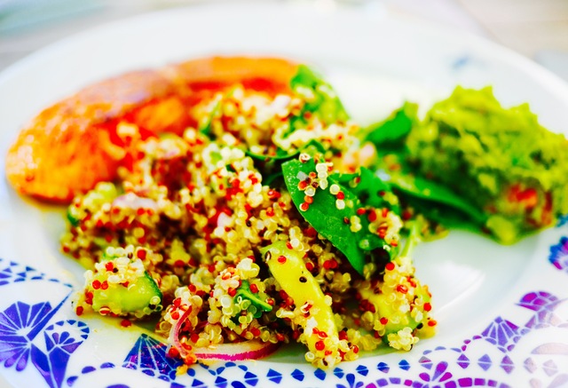 Nyttig sallad med quinoa och lax – recept