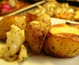 Fisk och potatis bakade med vitlök och örter i ugn