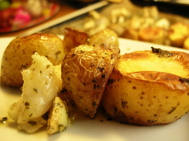 Fisk och potatis bakade med vitlök och örter i ugn