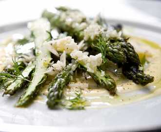 Grillad grön sparris med citronemulsion och parmesan