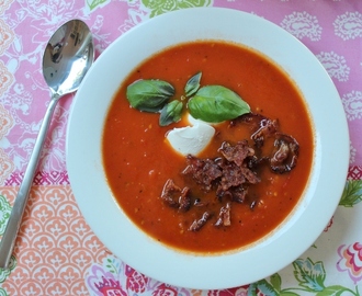 Hemmagjord tomatsoppa i förkylningstider - med eller utan baconströssel och annat lull-lull