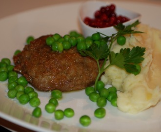 Wallenbergare med potatispuré, gröna ärtor och rårörda lingon