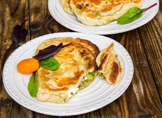 Turkisk gözleme fylld med pistage- och myntapesto, sparris & kycklingfärs + ricotta- och fetakräm