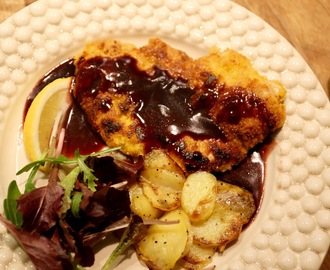 Succé middag! Glutenfri Wienerschnitzel med rödvinssås o råstekt potatis!