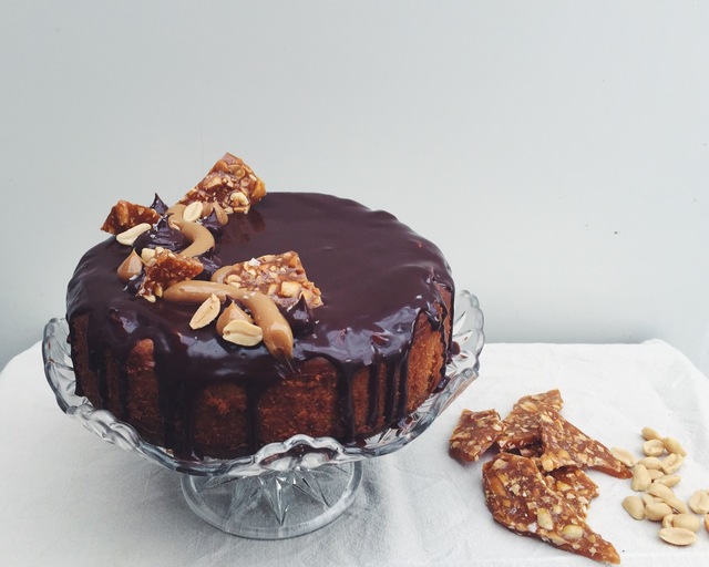 Jordnötscheesecake med muscovadobotten, dulce de leche och chokladganache