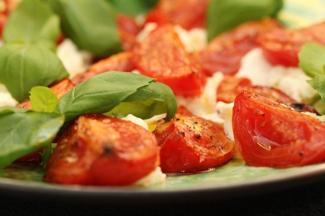 Varm tomatsallad caprese, lite guldkant kan man väl få ha på köttfärsåsen och spagettin i alla fall...