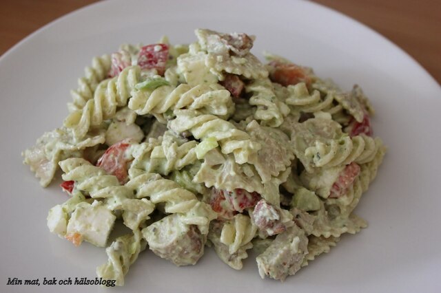 KRÄMIG PASTASALLAD MED KYCKLING OCH FETAOST