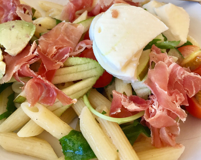 Pastasallad med parmaskinka och mozzarella