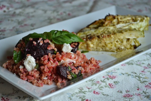 Veckans vegetariska: Ugnsrostad spetskål med rödbetsbulgur