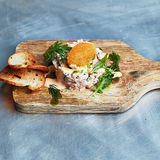 Räktartar med brödchips, dillolja och räkmajonnäs