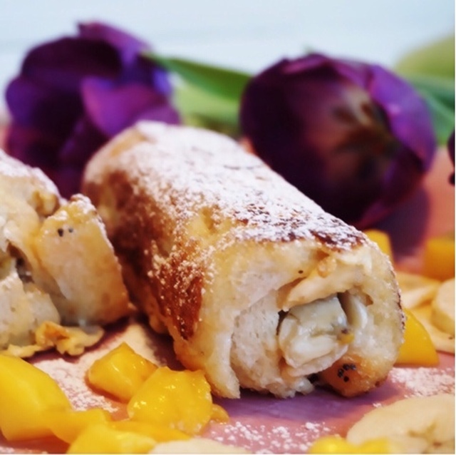 French toast roll-ups med mango och banan