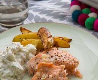 Ugnsbakad lax med äppel-tzatziki och rostad potatis