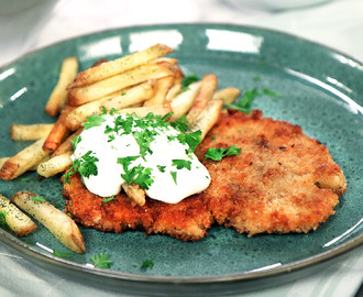 Schnitzel med pommes och örtkräm