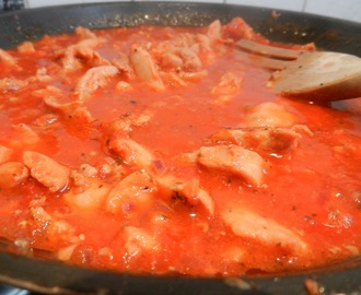 Röd pestokyckling i tomatsås