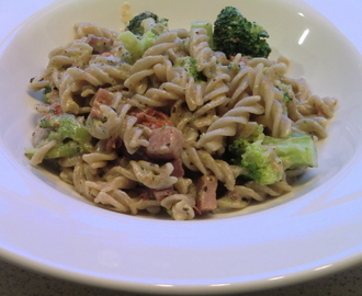 Varm pastapanna med skinka, broccoli, soltorkade tomater och havregrädde