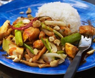 Gai pad met mamuang (Kyckling med chili och cashewnötter )