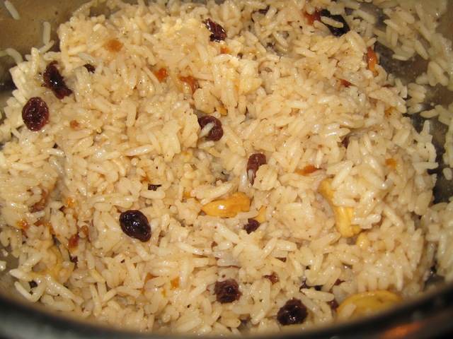 Kryddigt ris med aprikoser, russin och cashewnötter