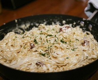 Vegetarisk pastarätt som tar 15 minuter: Tagiatelle i krämig fetaostsås
