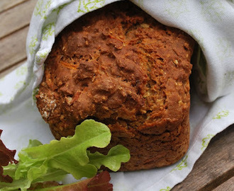 Yoghurtbröd med äpple, morot och valnötter