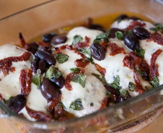 Kyckling med mozzarella, soltorkade tomater, basilika och oliver