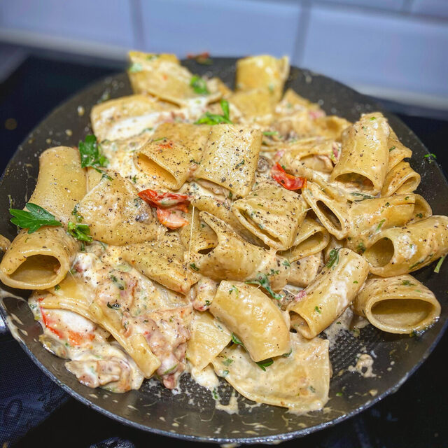 Krämig pasta med svamp, burrata, bacon och rött vin