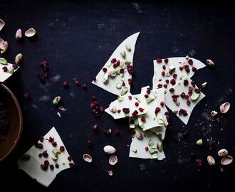 Vit Chokladbräck med Torkade Lingon & Pistagenötter :: White Chocolate Bark with Dried Lingonberries & Pistachios