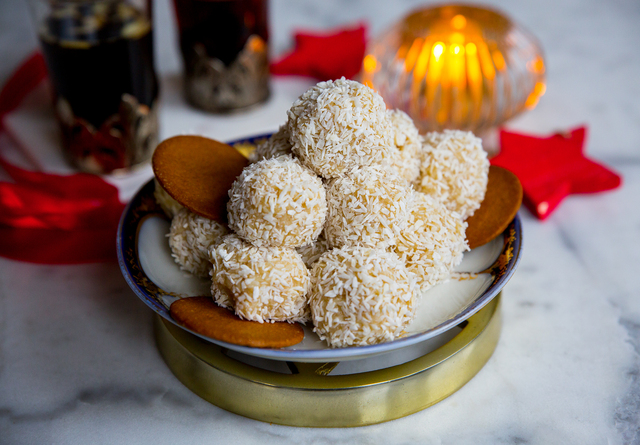 Pepparkaksbollar gjorda på 3 ingredienser