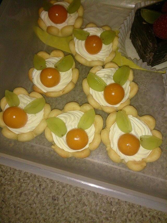 Mördegskakor med apelsin och lemoncurdgrädde och bär