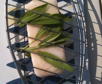 Grillad torskfilet med salvia från kryddträdgården