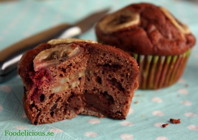 Chokladmuffins med hallon och banan