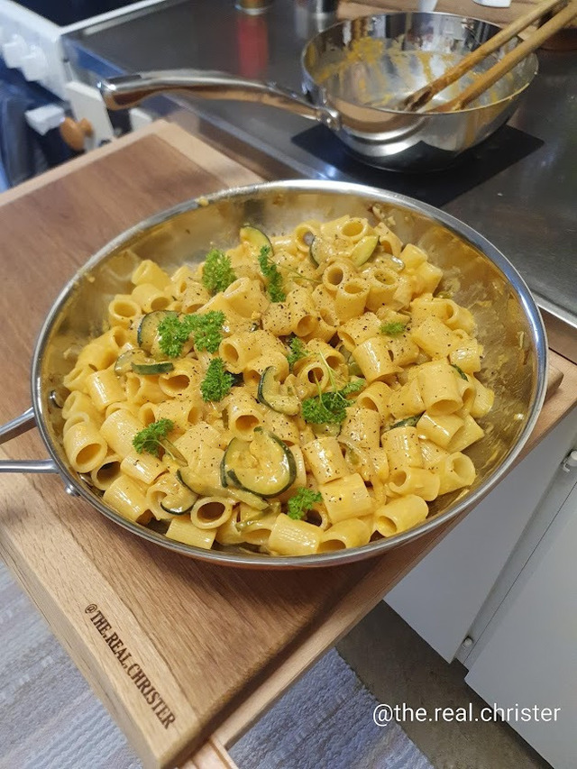 Pasta med zucchini, grön chili och chilicheddarsås