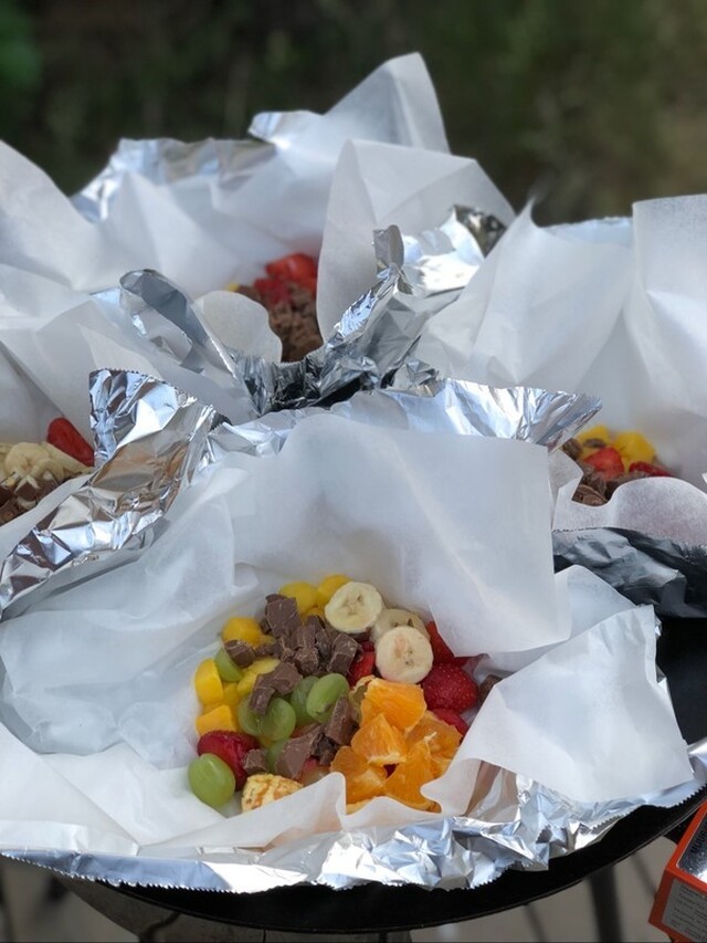 Frukt- och chokladknytten på grillen/murikkan