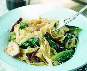 Pasta med sallad, soltorkade tomater & kronärtskockor