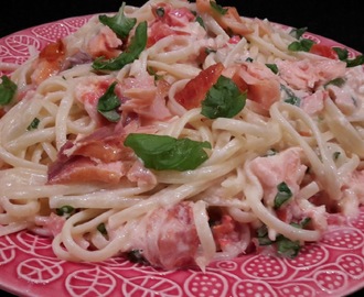 Pasta med varmrökt lax och tomat och mascarponekräm