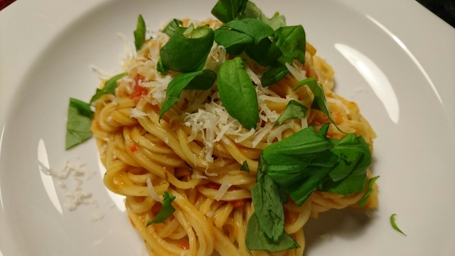 Snabb pasta med hemgjord tomatsås