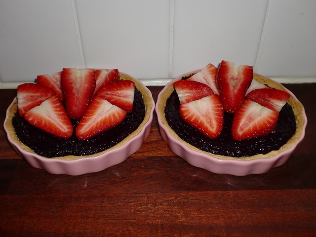 Smördegspaj med blueberry curd och färska jordgubbar