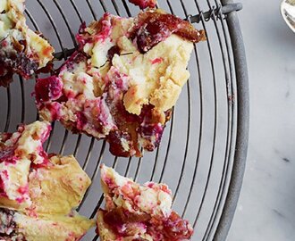 Vit chokladbräck med lingon, dadlar och valnötter