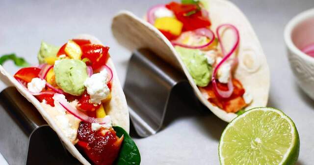 Pulled salmon taco med mangosallad, avokadokräm och picklad lök