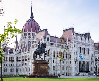 Budapests pampiga parlament ligger vid Donau och är en mäktig syn