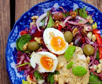 Proteinrik vegosallad med hummus, ägg och oliver