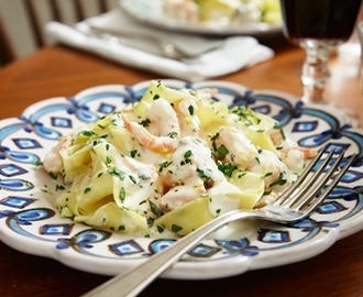 Pasta med laxsås och räkor