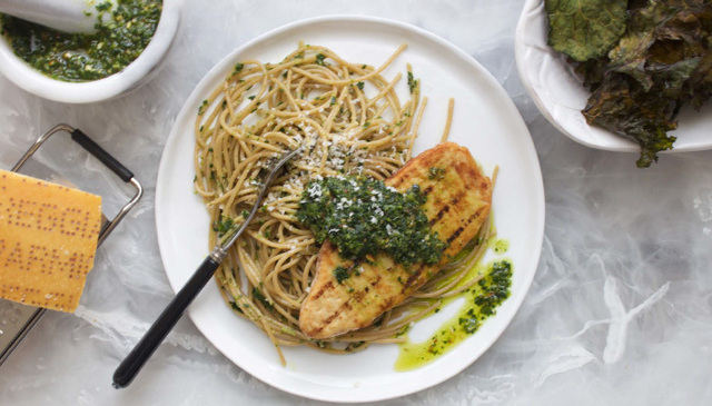 Pasta med grönkålspesto och krispiga kålchips