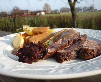 Hjortstek med nypon- och berberischutney