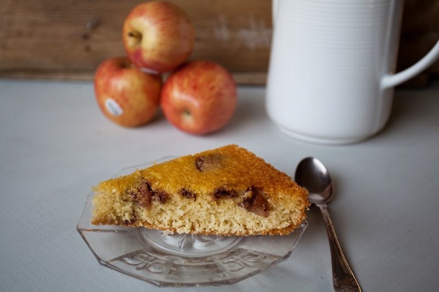 Mandelkaka med kanelstekta äpplen